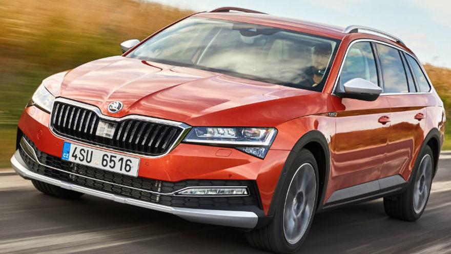 Estètica exclusiva. Skoda presenta una novetat única pel que fa a la gamma cromàtica del Superb Scout amb el color Taronja Tangerine.