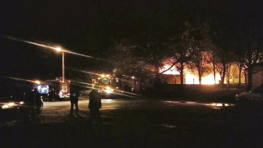 Vista del incendio en el camping de Boiro, anoche. // FdV