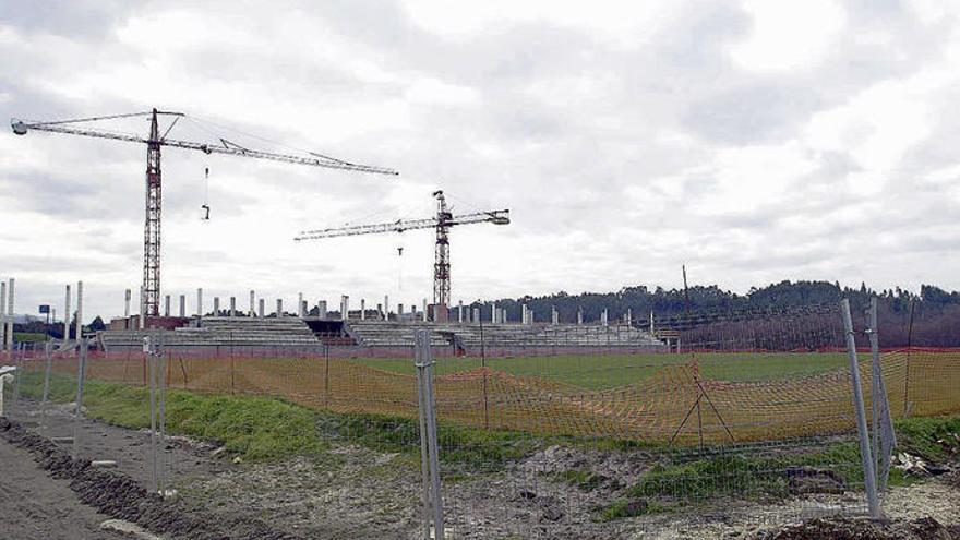 Paisaje con grúas de la ciudad deportiva de Abegondo en plena construcción de sus instalaciones.