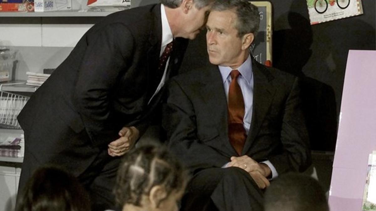 George Bush, en el momento en que un asesor le informa del atentado contra las Torres Gemelas, el 11 de septiembre del 2001.