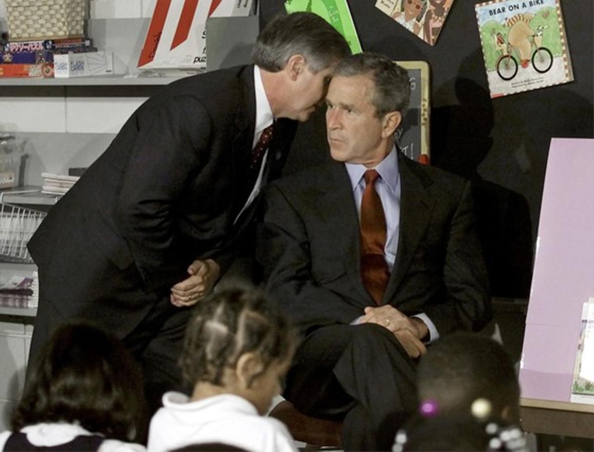 George Bush, en el momento en que un asesor le informa del atentado contra las Torres Gemelas, el 11 de septiembre del 2001.