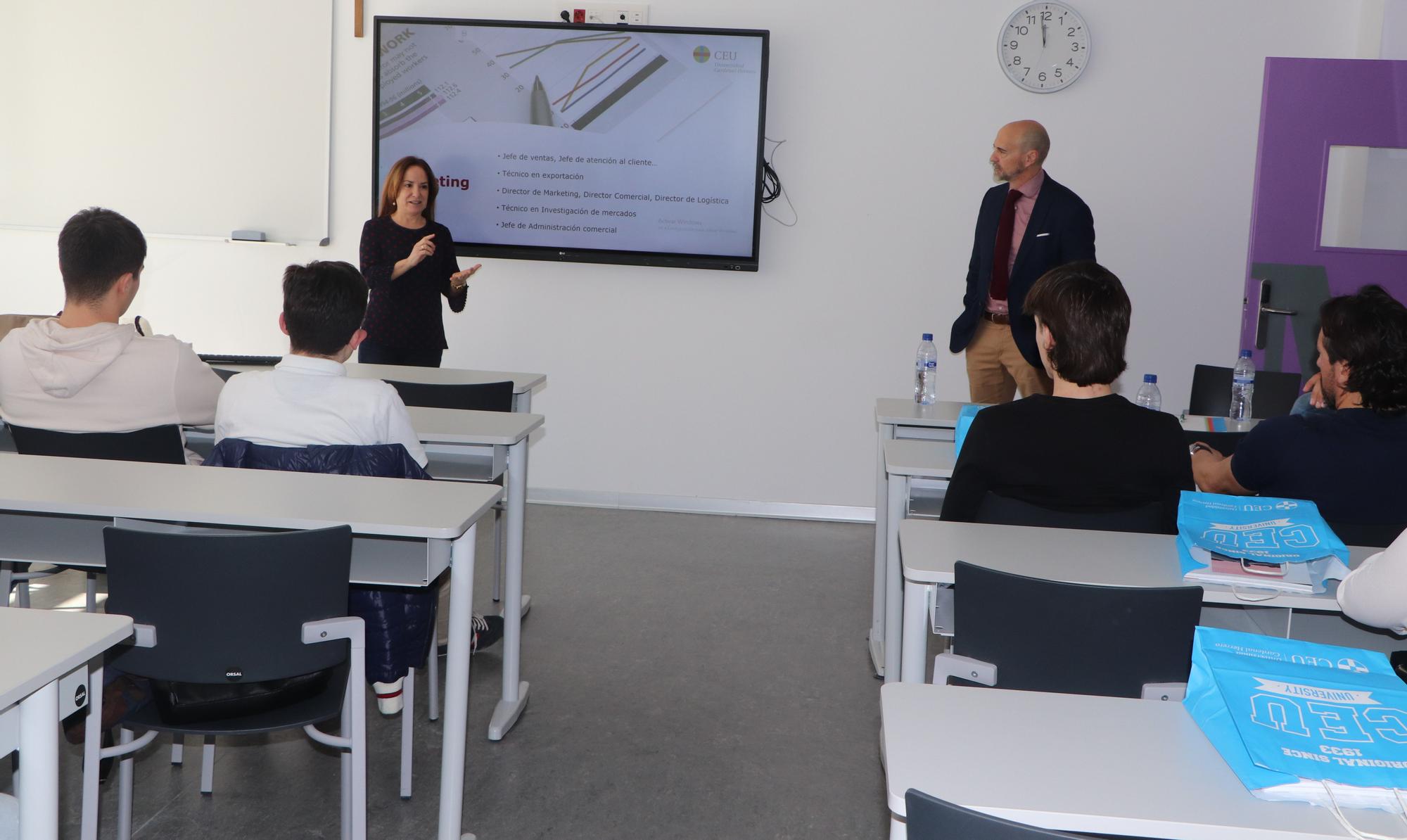 Ana Isabel Mateos y Antonio López presentando los grados de Empresa, Marketing y Derecho