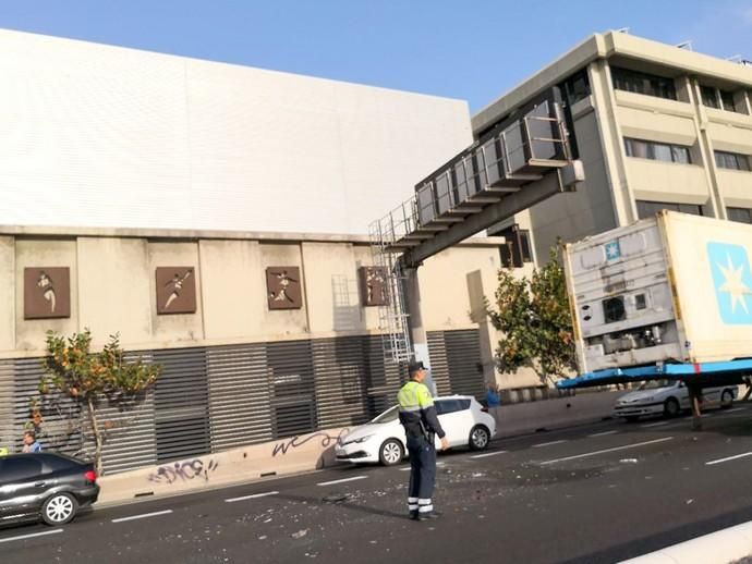 22-04-19 SUCESOS. AVENIDA MARITIMA. LAS PALMAS DE GRAN CANARIA. Accidente a primera hora de la mañana. Fotos: Juan Castro.  | 22/04/2019 | Fotógrafo: Juan Carlos Castro