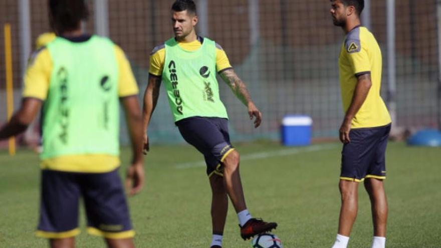 Vitolo, en el centro, durante el entrenamiento de esta mañana.