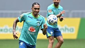 AME2135. BRASILIA (BRASIL), 24/03/2025.- Raphinha (i) y Matheus Cunha de la selección de Brasil participan en un entrenamiento preparatorio para el partido contra Argentina, en la Arena BRB Mané Garrincha, en Brasilia (Brasil). EFE/ Andre Borges