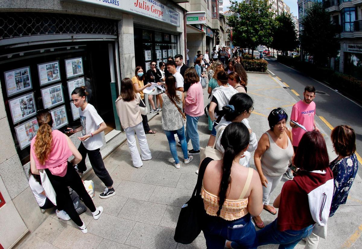 COLAS INFINITAS. Una bolsa de cien pisos de alquiler colapsó ayer una conocida inmobiliaria de la avenida de Vilagarcía. La oferta se dio a través de las redes sociales y cientos de estudiantes acudieron en busca de vivienda. Foto: Fernando Blanco