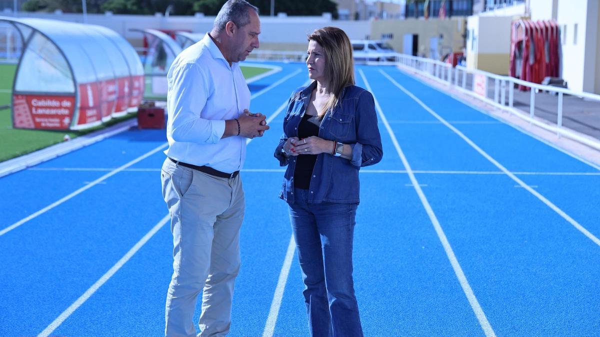 Juan Monzón y María Jesús Tovar, en la reformada pista de atletismo de la Ciudad Deportiva Lanzarote