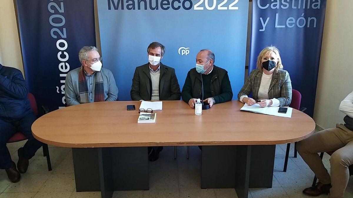 Óscar Reguera, Antonio García Terol, José María Barrios y Leticia García en el acto celebrado en Mombuey. | A. B.