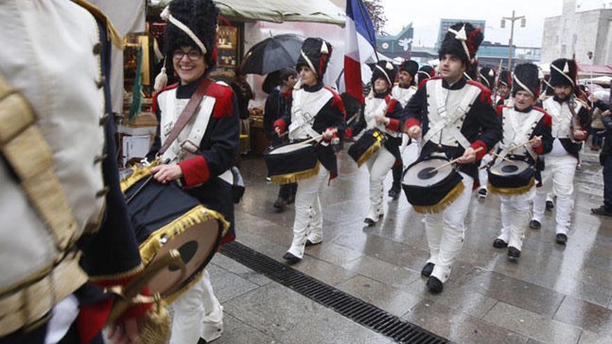 Desfile por el casco histórico vigués //  R. GROBAS