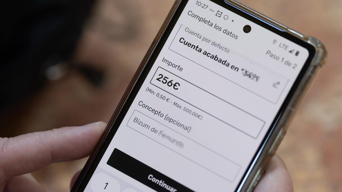 Una persona manda un bizum