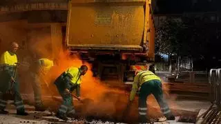 Infraestructuras comienza a colocar el asfalto impreso en la calle Alfaros