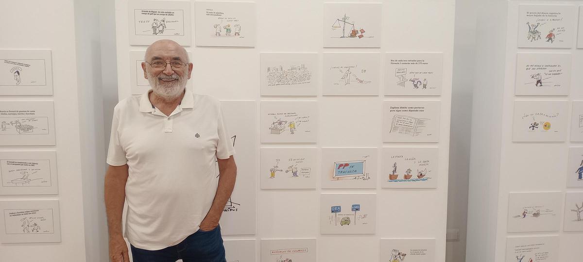 Ortifus, este viernes, ante algunas de las viñetas que forman parte de la exposición.