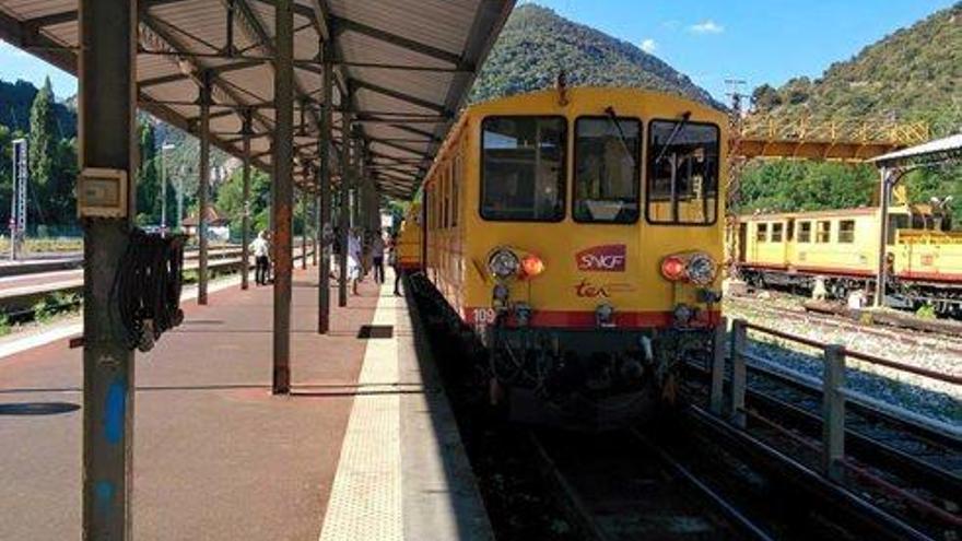 Els usuaris del Tren Groc protesten per la limitació de les tarifes reduïdes