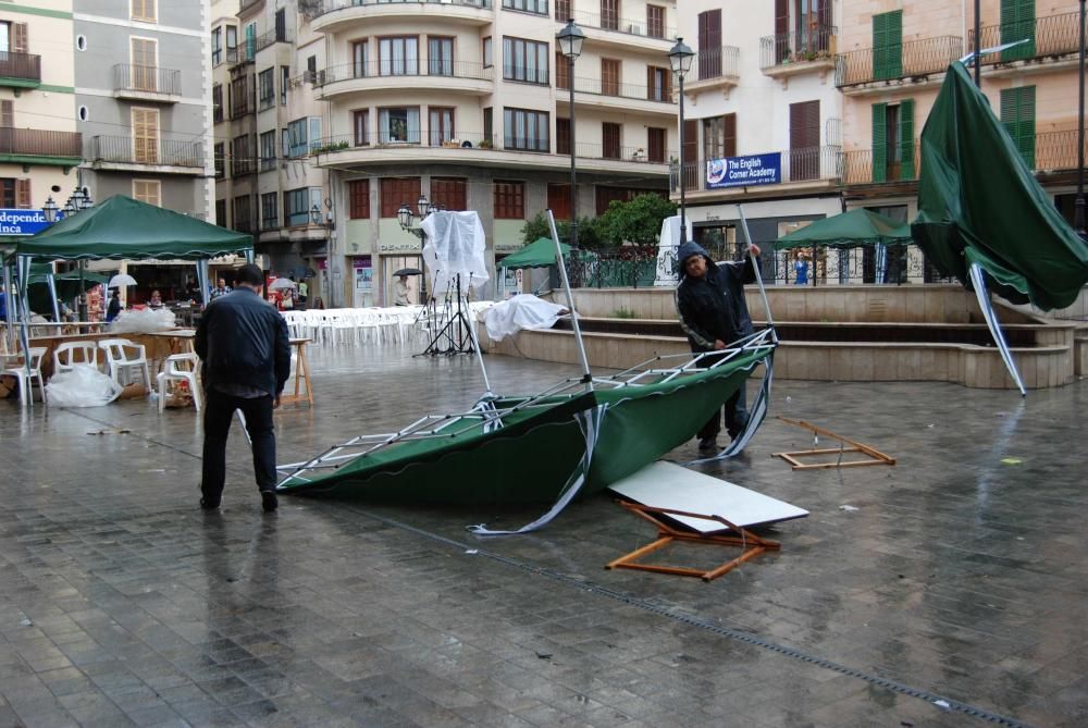 Ein lokales Unwetter hat am Freitag (22.4.) die Bücherstände zerstört, die aus Anlass des Sant Jordi-Tages am Samstag auf der Plaça d'Espanya in Inca aufgebaut worden waren.