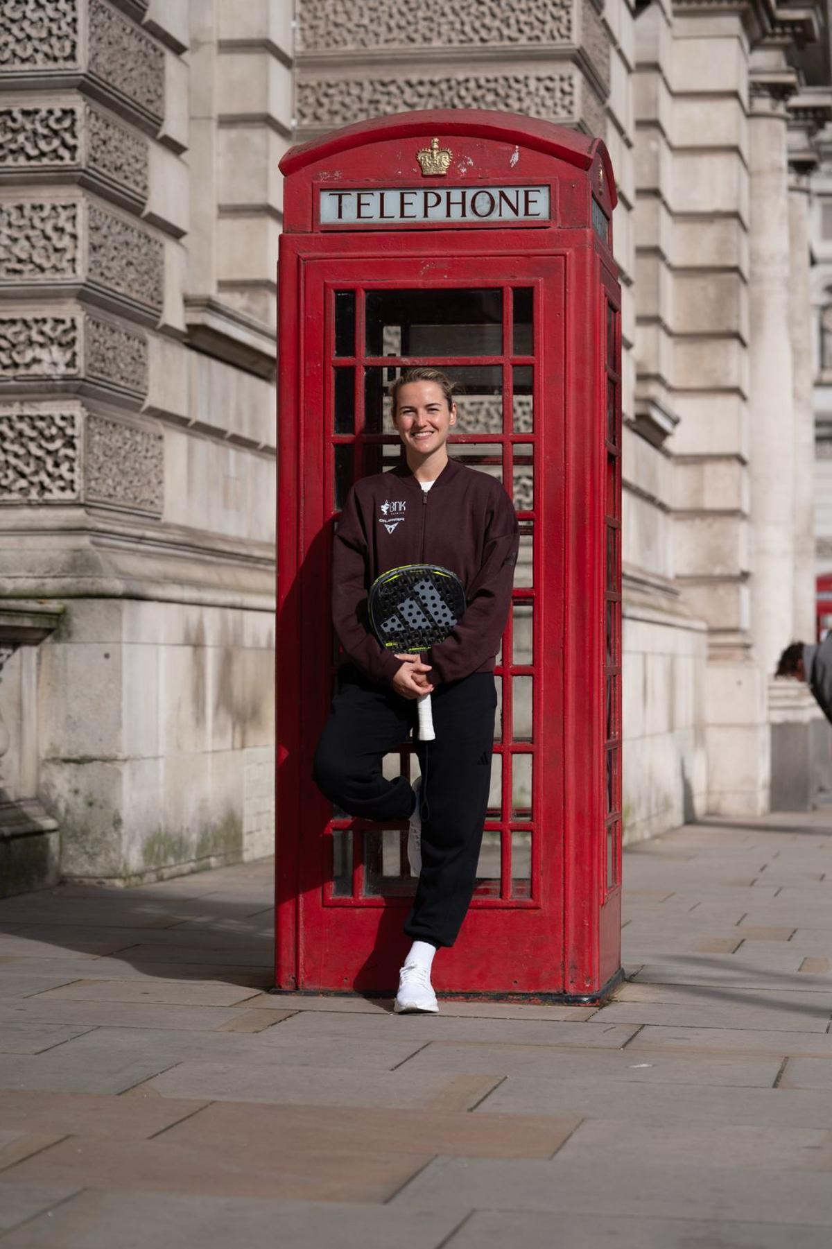 Ari Sánchez en la típica cabina telefónica londinense durante la presentación del P1