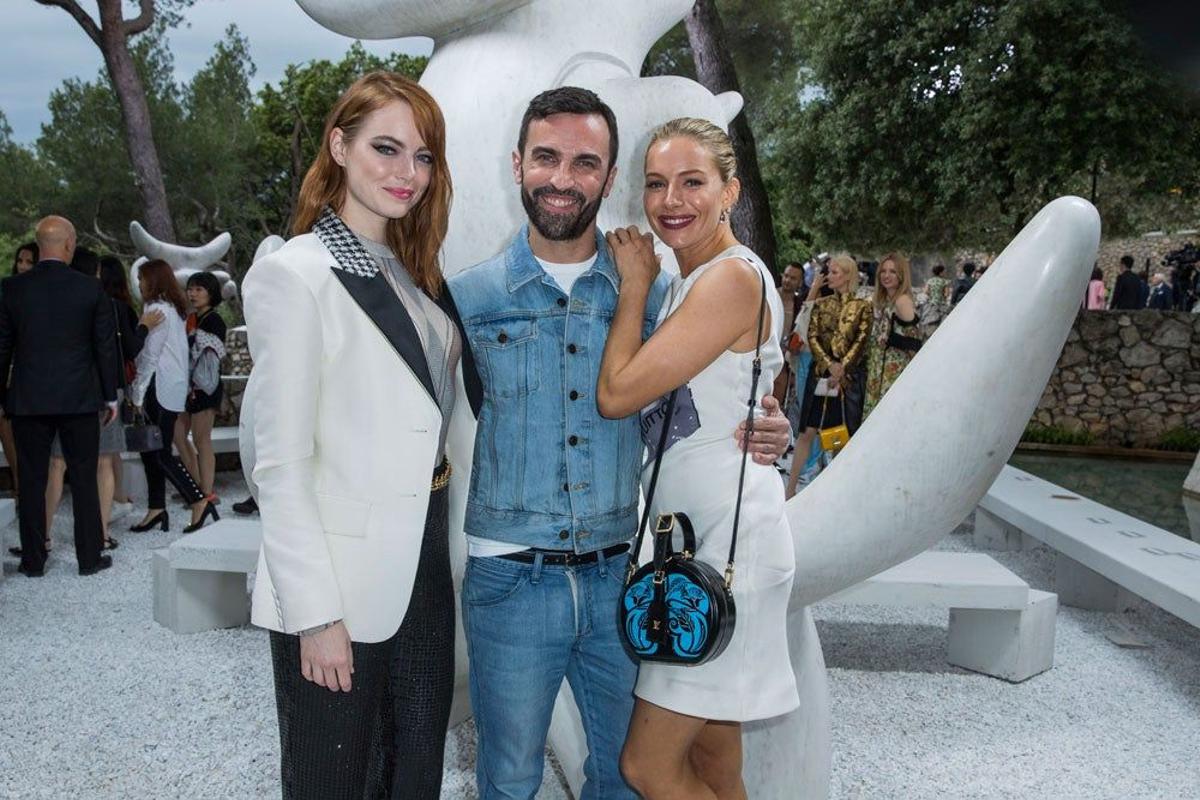 Sienna Miller y Emma Stone con el director creativo de la firma Louis Vuitton Nicolas Ghesquière