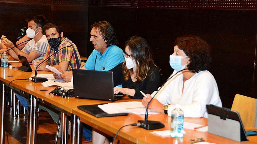 Elena Estévez, en primer término, durante un pleno de la corporación de Bueu.