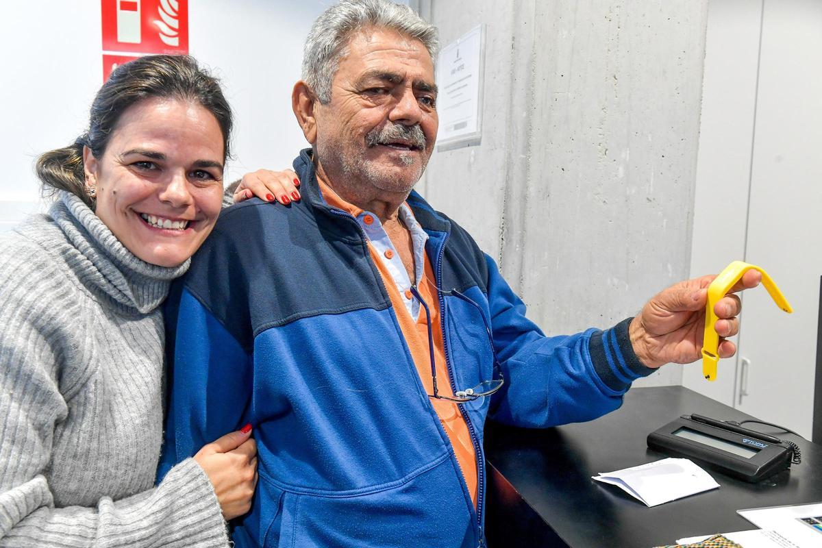 Ignacio Suárez y su hija Daida, los primeros en la cola, hoy en el complejo deportivo de La Barranquera