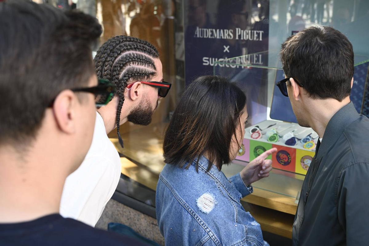 Cola de posibles compradores en el exterior de la tienda Swatch en Paseo de Gracia esquina Gran Vía, cerrada por motivos de seguridad según anuncia un cartel, a raíz de la venta del modelo Swatch creado en colaboración con la firma de relojes de lujo Audemars Piguet