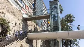 Otro verano sin el ascensor del Raval Roig para acceder a El Postiguet: "Esto es insoportable"