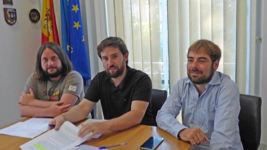 Los ediles David Fernández y Javier Pintado y Daniel Ripa, ayer, en el Ayuntamiento de Siero.