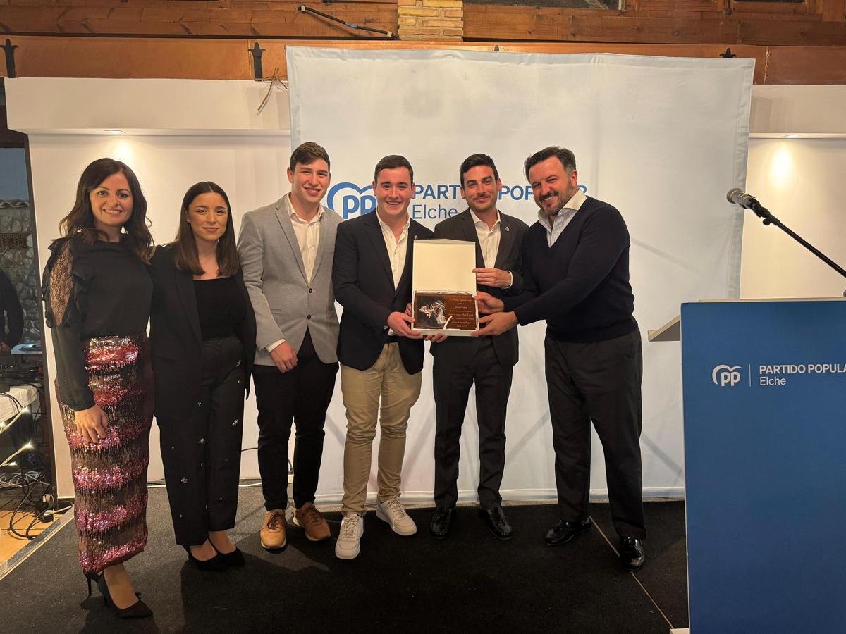 Un momento de la noche de entrega de reconocimientos por parte del PP de Elche
