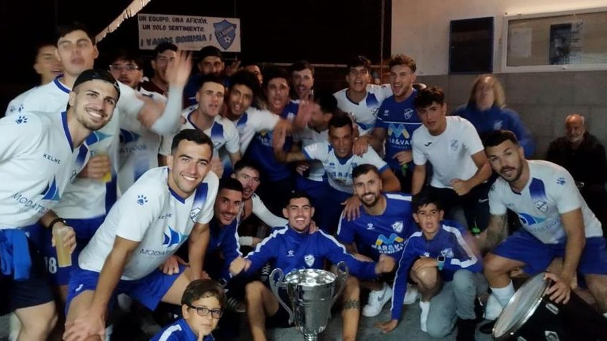 La plantilla del Buzanada, celebrando el ascenso.