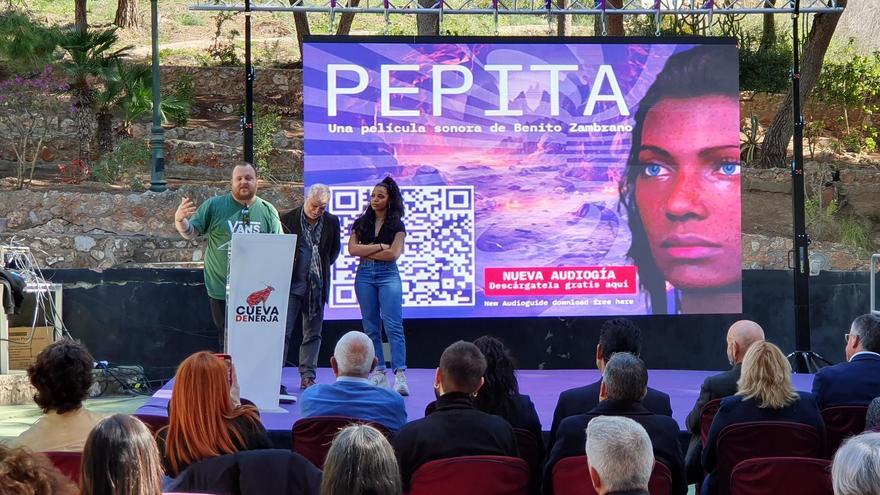 Benito Zambrano estrena en la Cueva de Nerja su primera película sonora