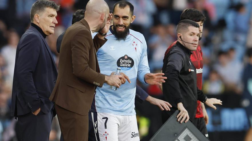 Giráldez da indicaciones a Borja iglesias antes de entrar en el campo. | Alba Villar