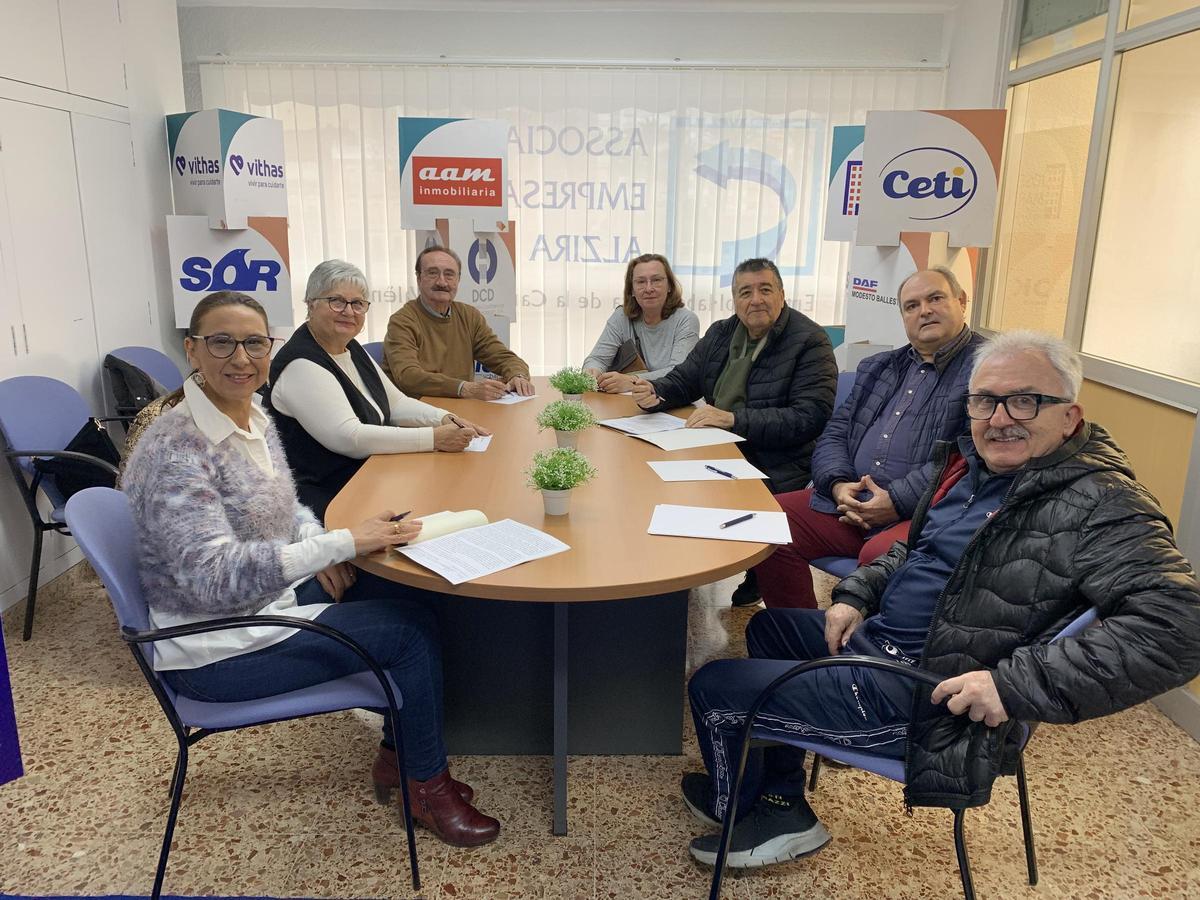Nuria Gil y Jaime Morell, en primera plano, con los representantes de la Associació Gent Major.