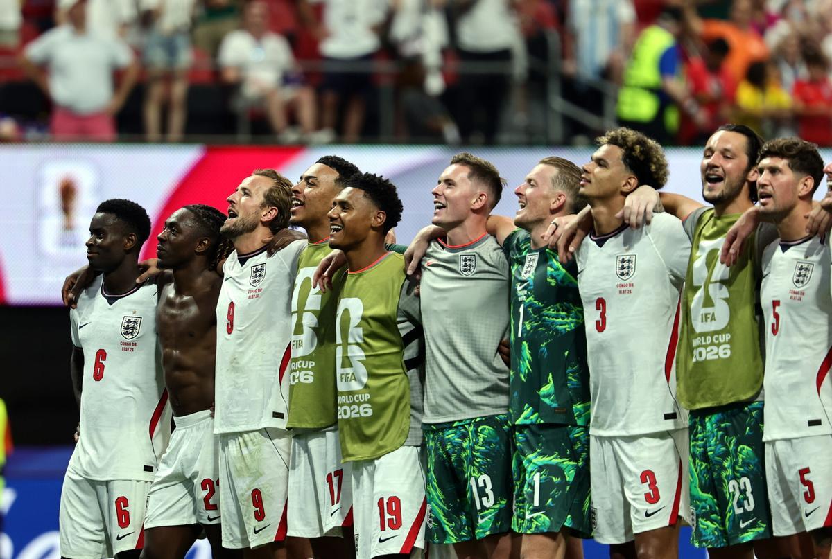 Jugadores de Inglaterra celebran juntos el triunfo sobre República Democrática del Congo (2-1) que les dio el pasado miércoles el pase a los octavos de final del Mundial de Estados Unidos, México y Canadá. EFE/ RONALD WITTEK