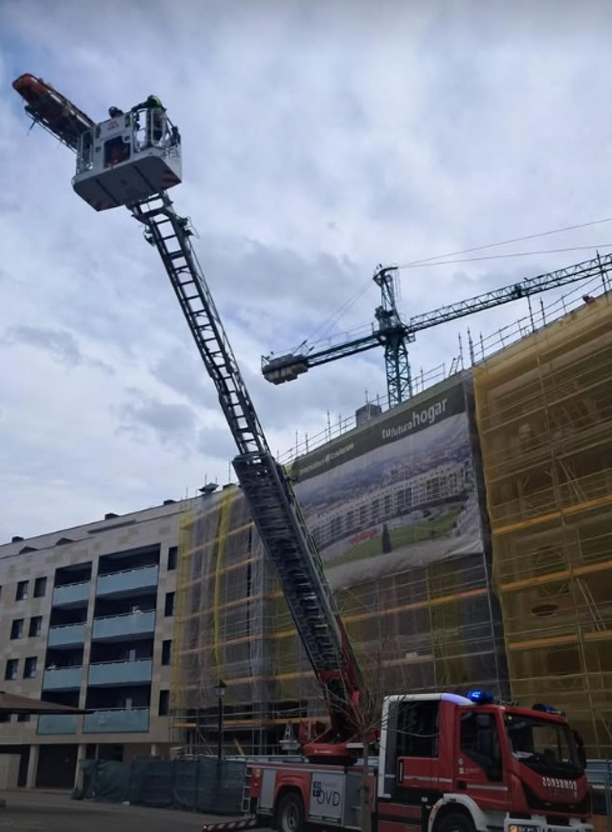 Los bomberos de Oviedo, durante el rescate.