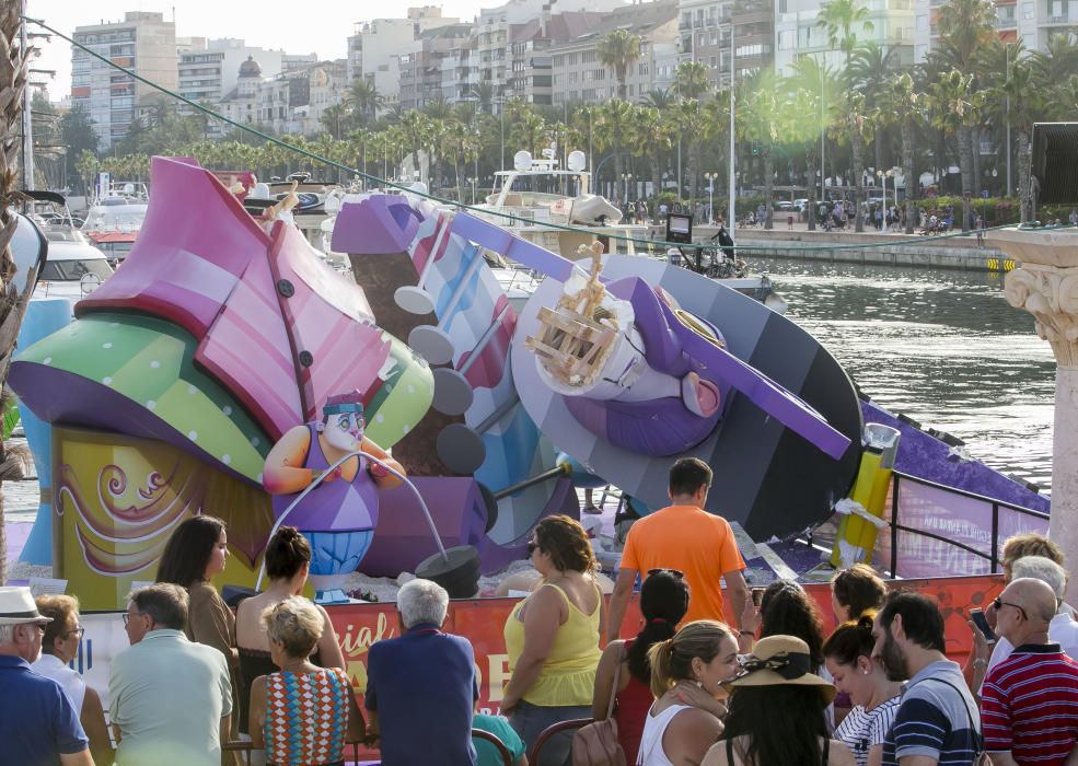 El remate de la hoguera Port d'Alacant cae al mar