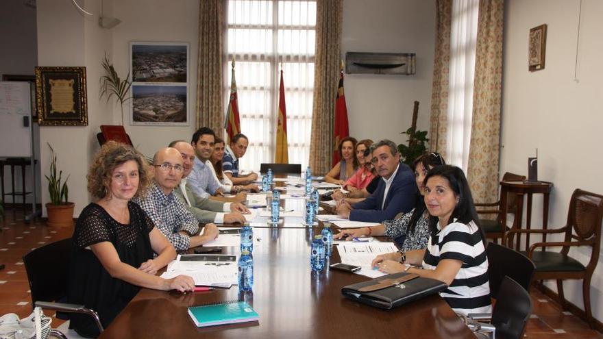 El equipo de gobierno de Paterna, tras registrar la solicitud.