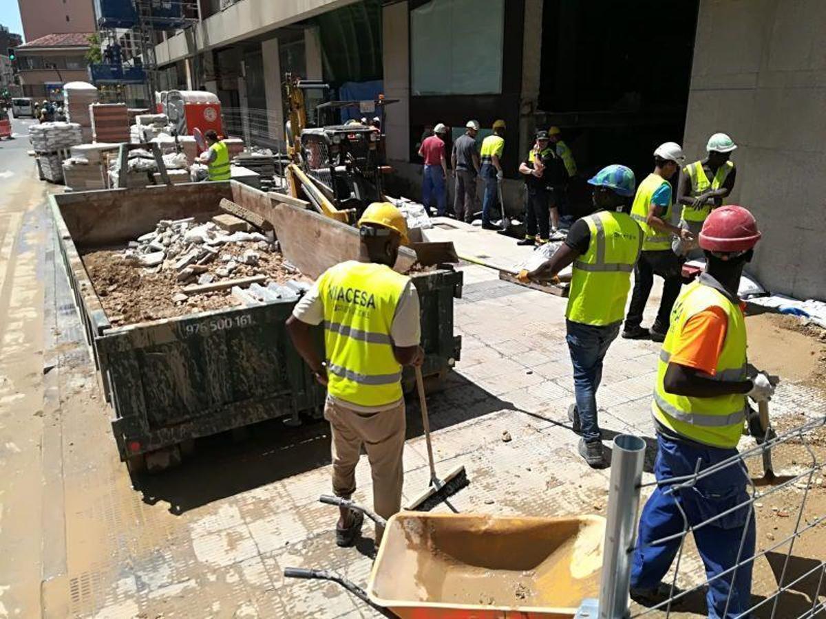La rotura de una tubería provoca la inundación de una planta de un párking en la avenida César Augusto