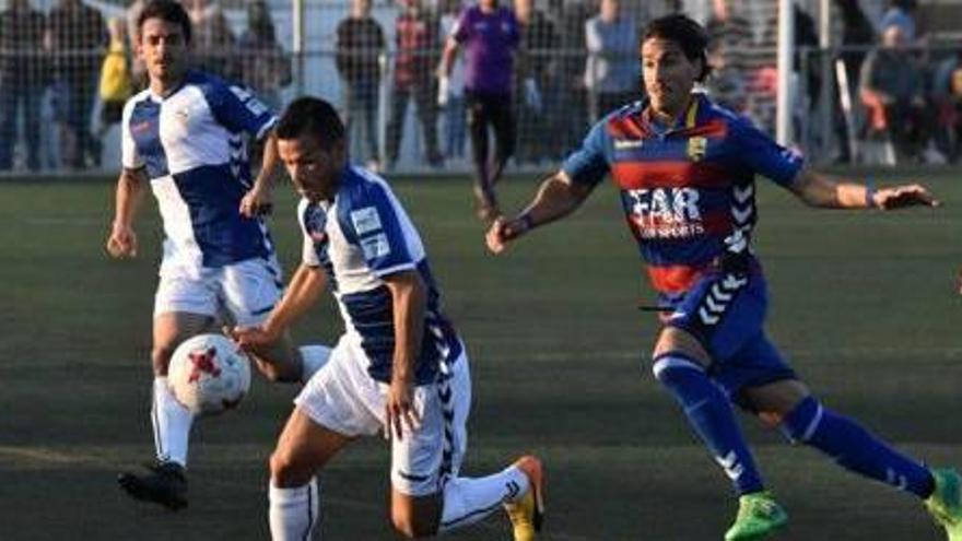 Facundo Guichón persegueix el jugador del Sabadell, ex del Girona, Felipe Sanchón.