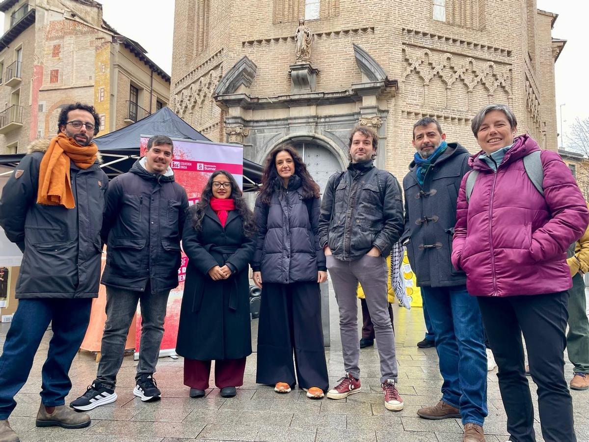 La candidata de Izquierda Unida y Movimiento Sumar a la Presidencia del Gobierno de Aragón, Marta Abengochea, en una mesa informativa en Zaragoza.