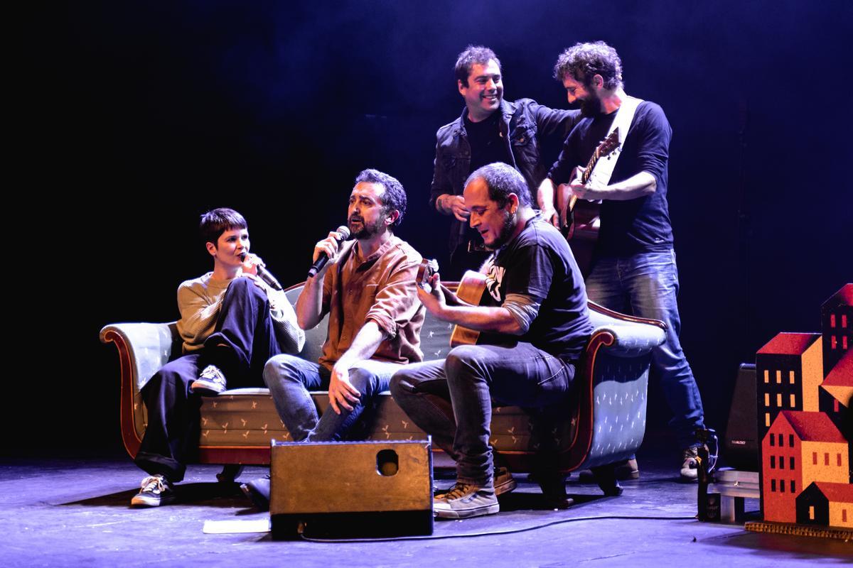 Interpretación d'"Història d'un sofà" de Feliu Ventura amb Ovidi 4 en el Teatre Principal.