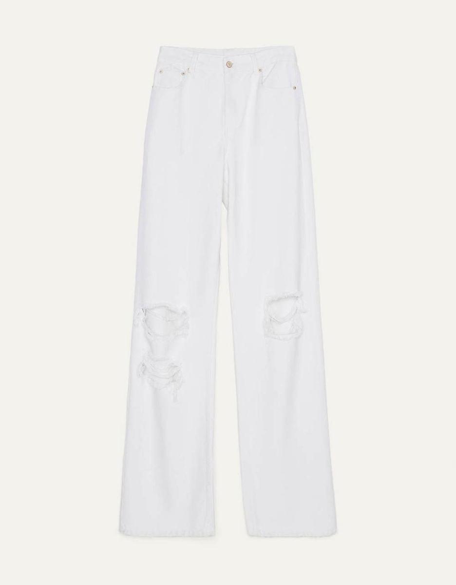 Pantalón vaquero en color blanco de Bershka. (Precio: 29,99 euros)