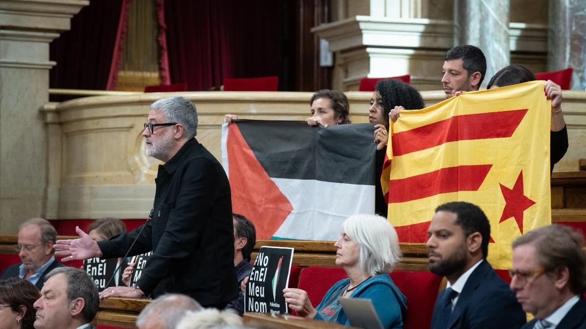 La CUP exhibe una bandera Palestina y una estelada en el Parlament