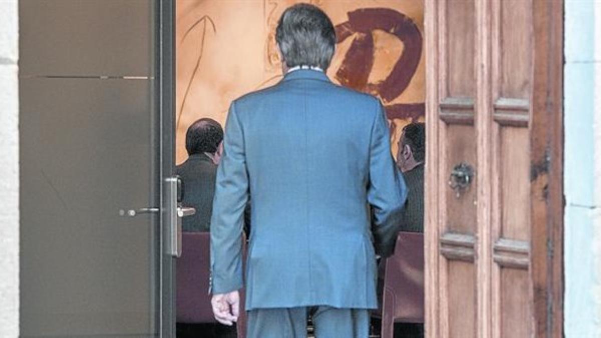 El 'president', Artur Mas, ayer, entrando a la reunión semanal del Consell Executiu en el Palau de la Generalitat.