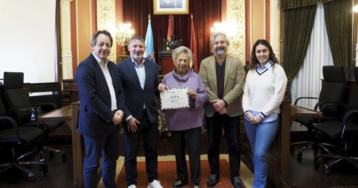 La entrega del cheque en el consistorio. | FDV