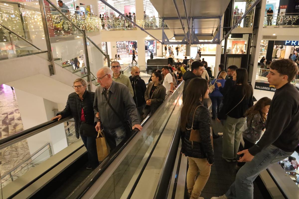 De compras en el centro comercial Salera, este viernes, 6 de diciembre.