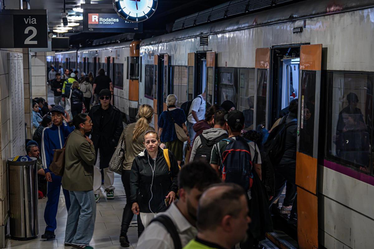 Usuarios de rodalies después del apagón, esperas de más de 2 horas en la estación de Plaza Catalunya. Usuarios de rodalies después del apagón, esperas de más de 2 horas en la estación de Plaza Catalunya.