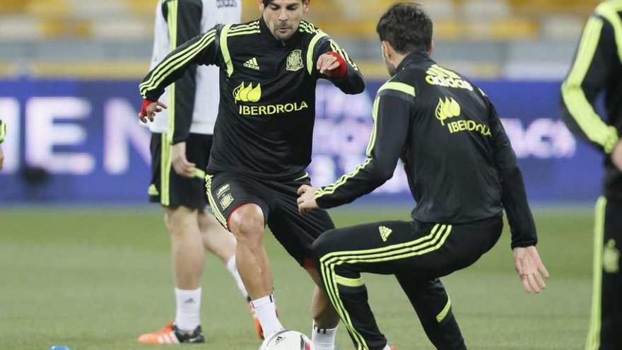 Nolito, ayer, durante el entrenamiento de la selección en Kiev. // Sergey Dolzhenko