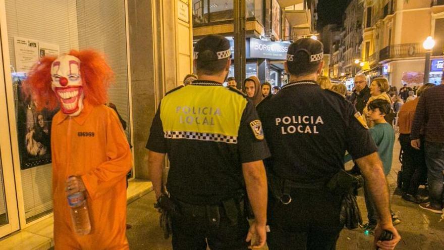 Dos agentes de la Policía Local vigilando una zona del centro