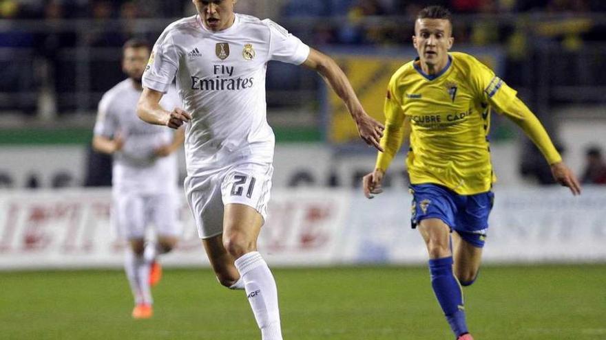 El ruso Denis Cheryshev, titular ayer, conduce un balón en el Carranza. // Román Ríos