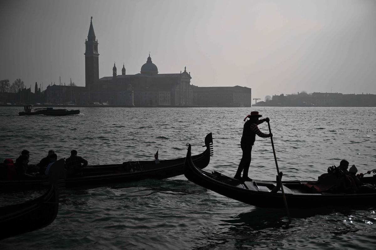 Trajes tradicionales desfilan durante el carnaval de Venecia