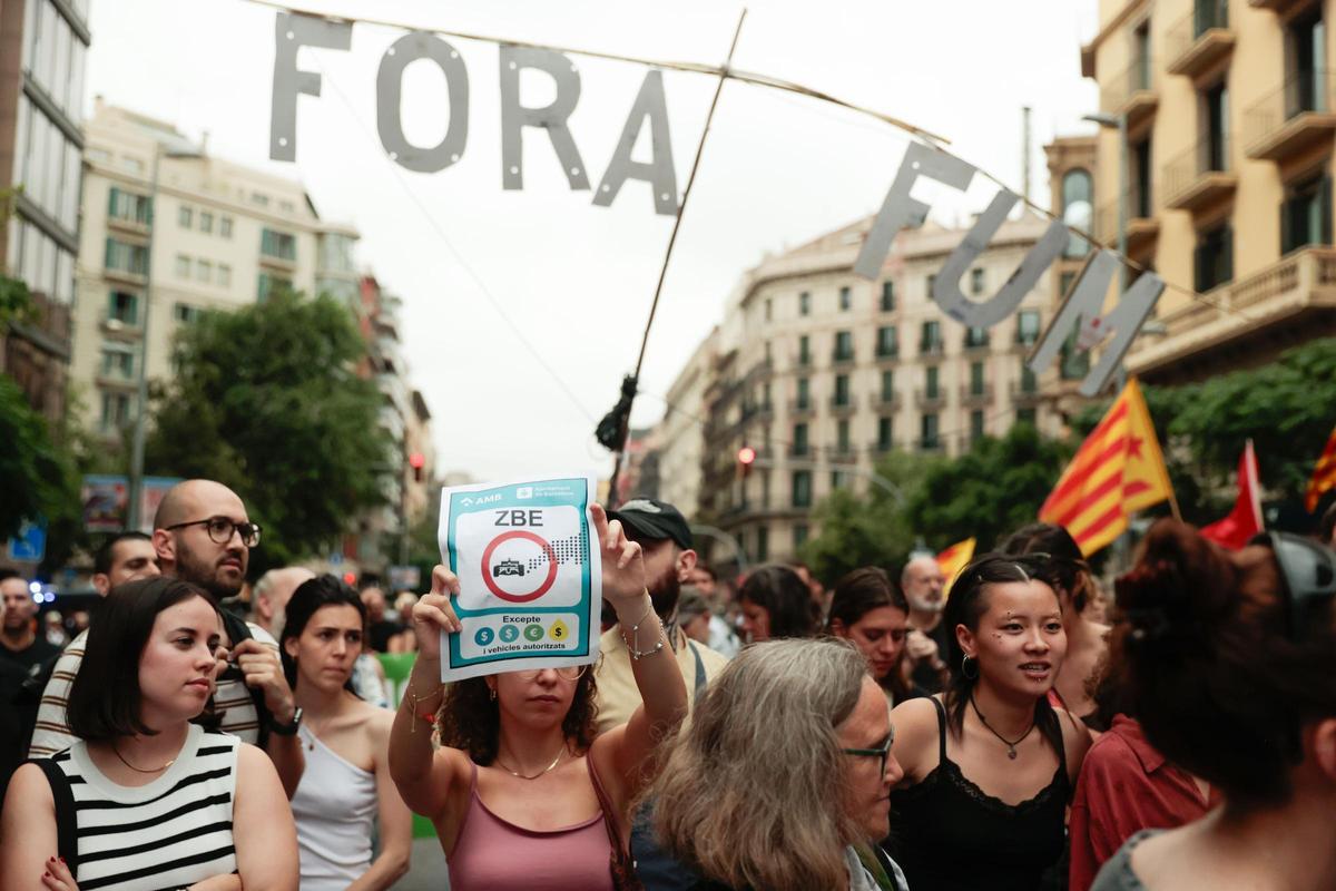 Protesta vecinal &quot;Fora Formula Fum&quot; contra el evento de F1 en el centro de la ciudad de Barcelona