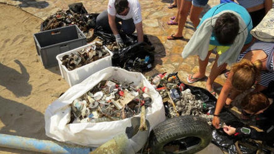 Extreuen 131 quilos de deixalles del fons marí de Blanes